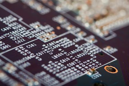 Elektronikai alkatrészek egy nyomtatott áramköri lapon